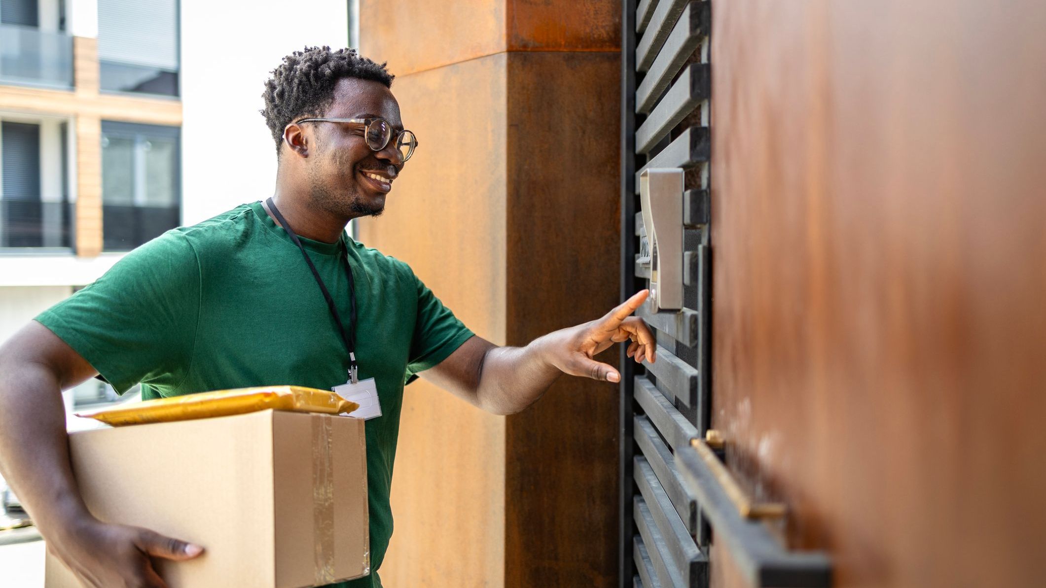 Fast delivery service ringing on dorbell with video