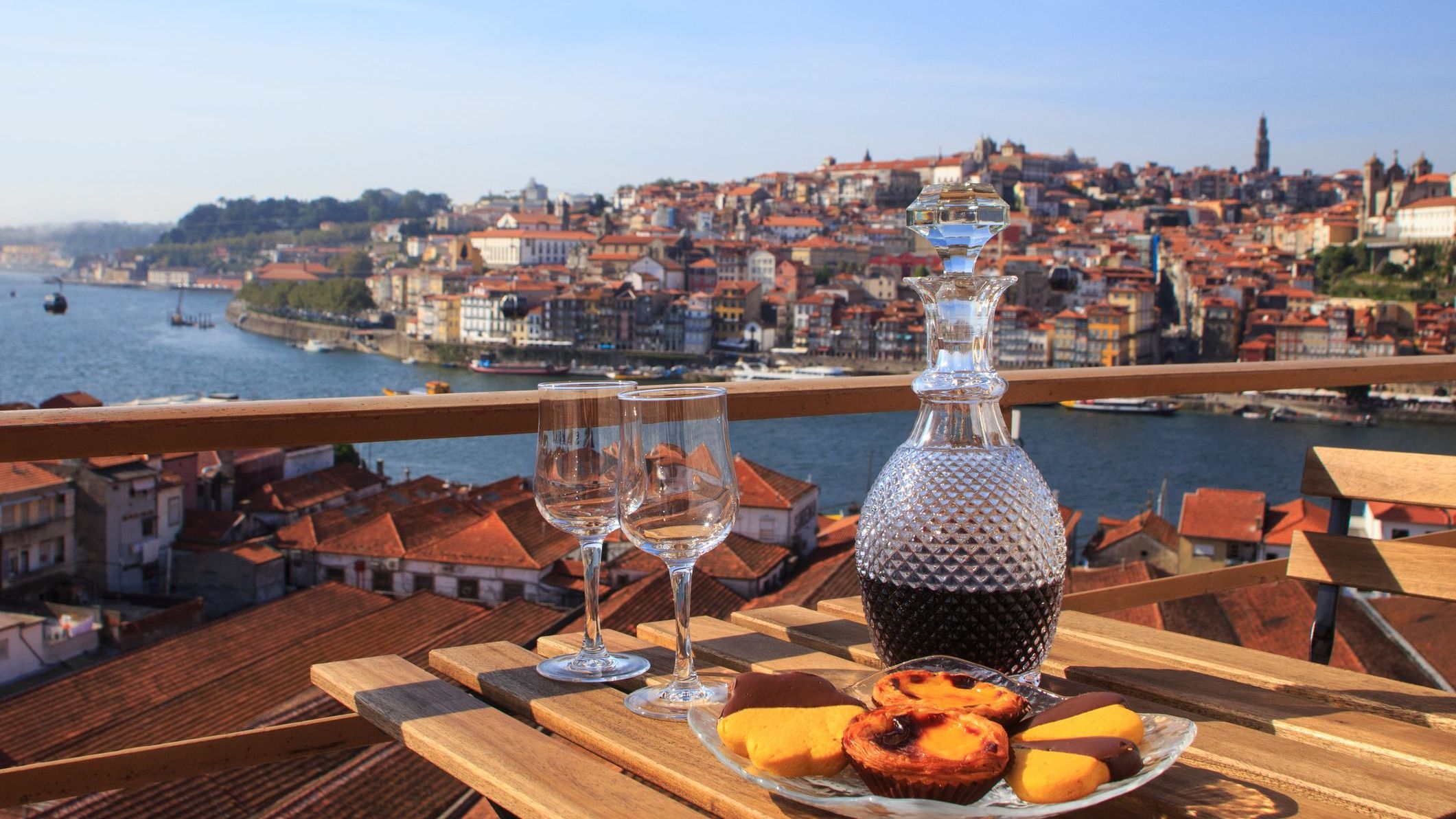 Portvin i Porto med udsigt udover byen