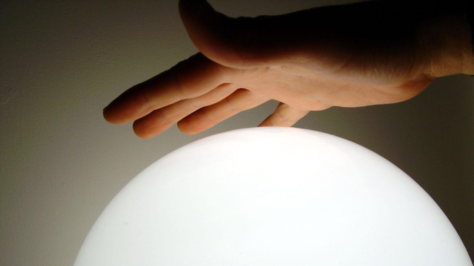hånd over en lysterapi lampe