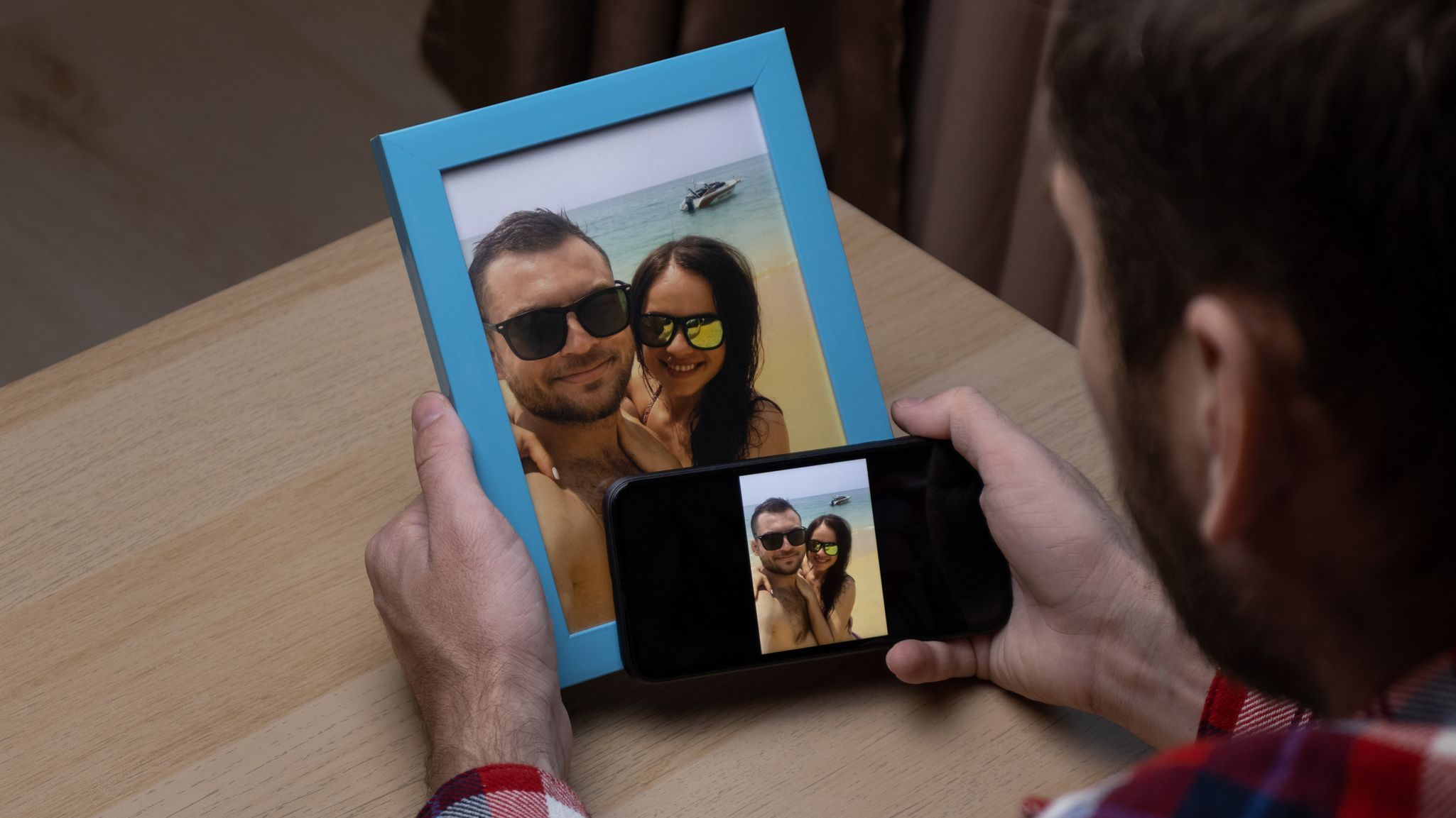 Time for memories of travel. Photo frame in hand.
