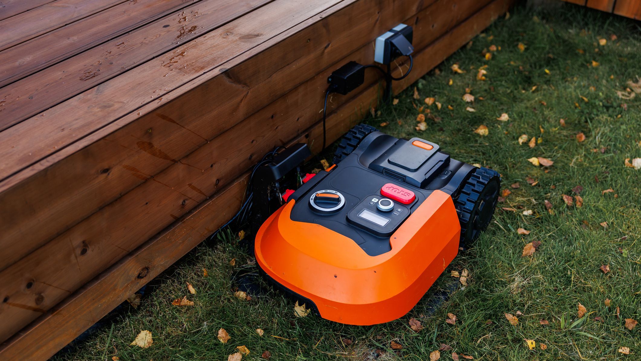 Græsset holder pause – robotplæneklippere falder i pris