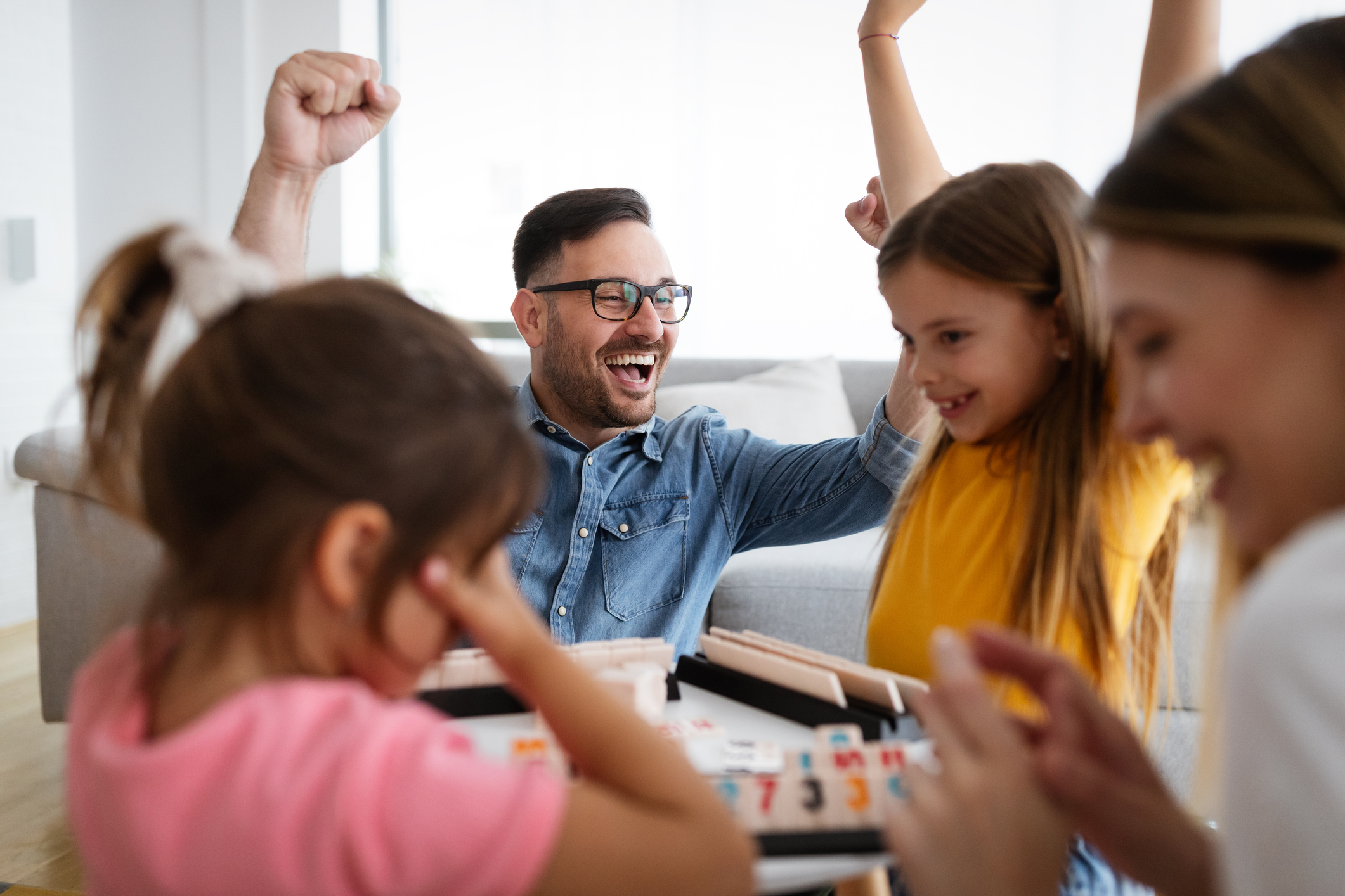 en familie spiller et spil sammen og faren vinder