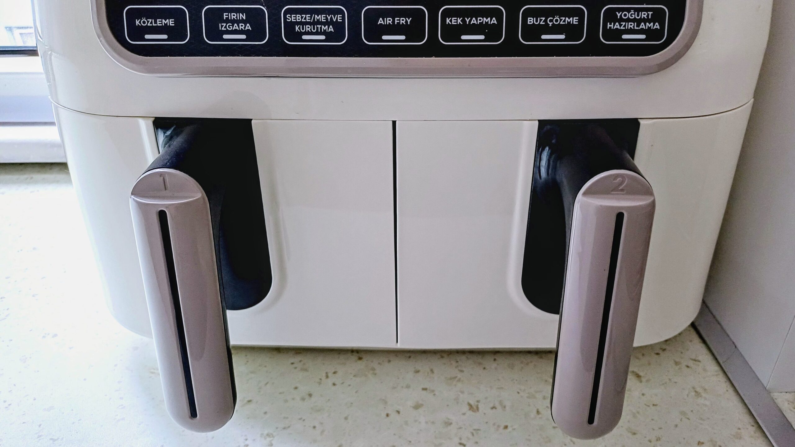 airfryer med to skuffer på køkkenbord