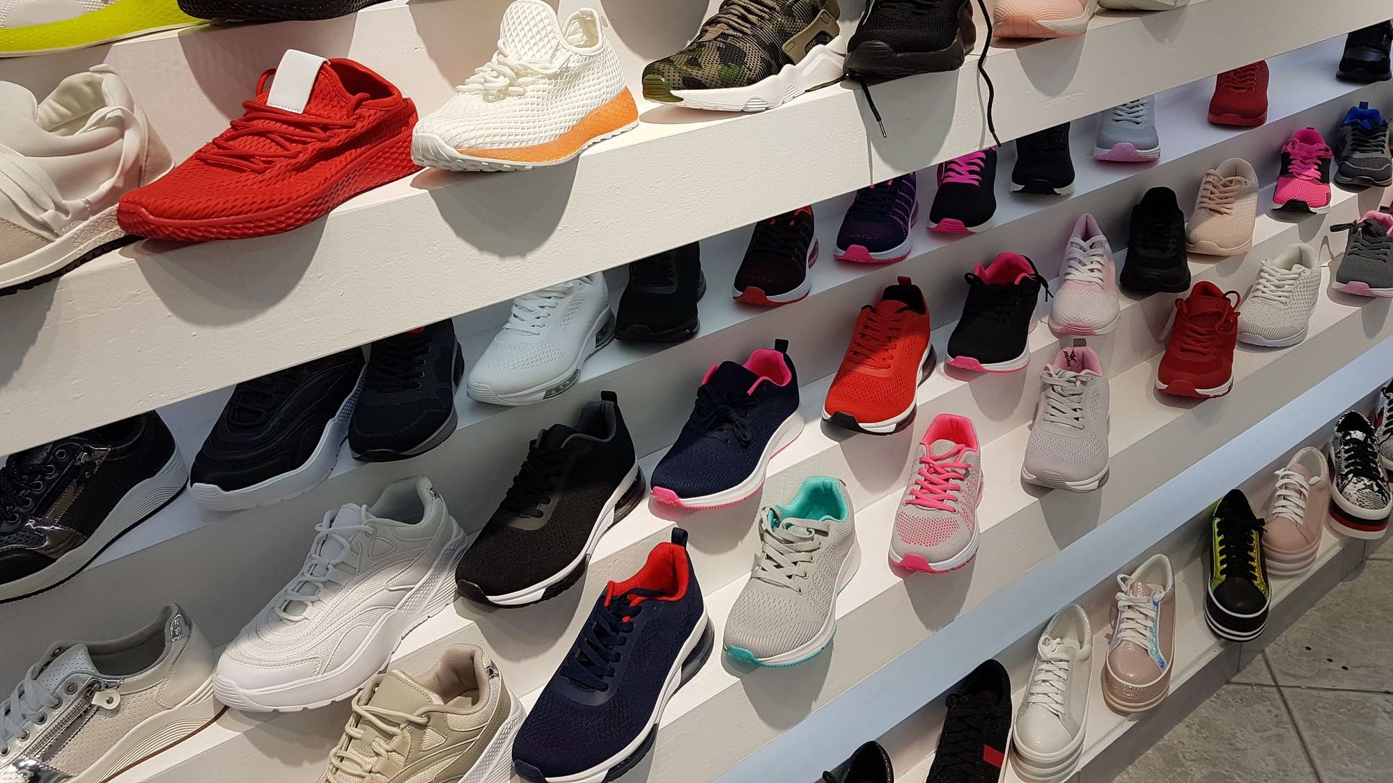 Disse populære sneakers kan du få billigere lige nu