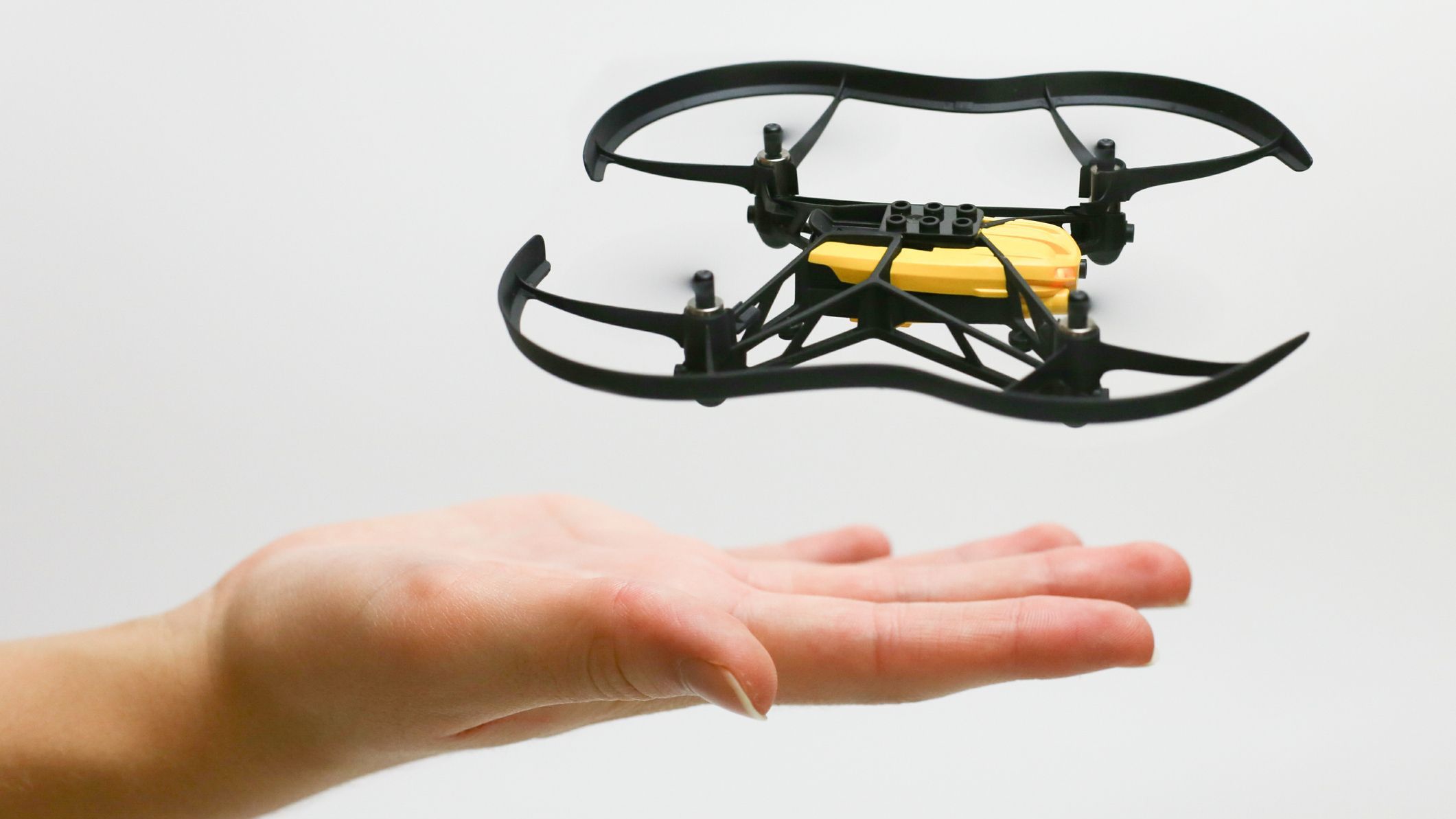 Mini drone over en almindelig hånd